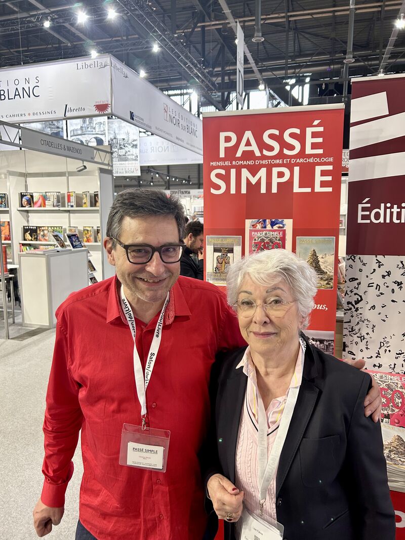 Lise Favre avec Justin Favrod, rédacteur en chef de la revue Passé Simple, sur le stand de la revue au Salon du livre.
