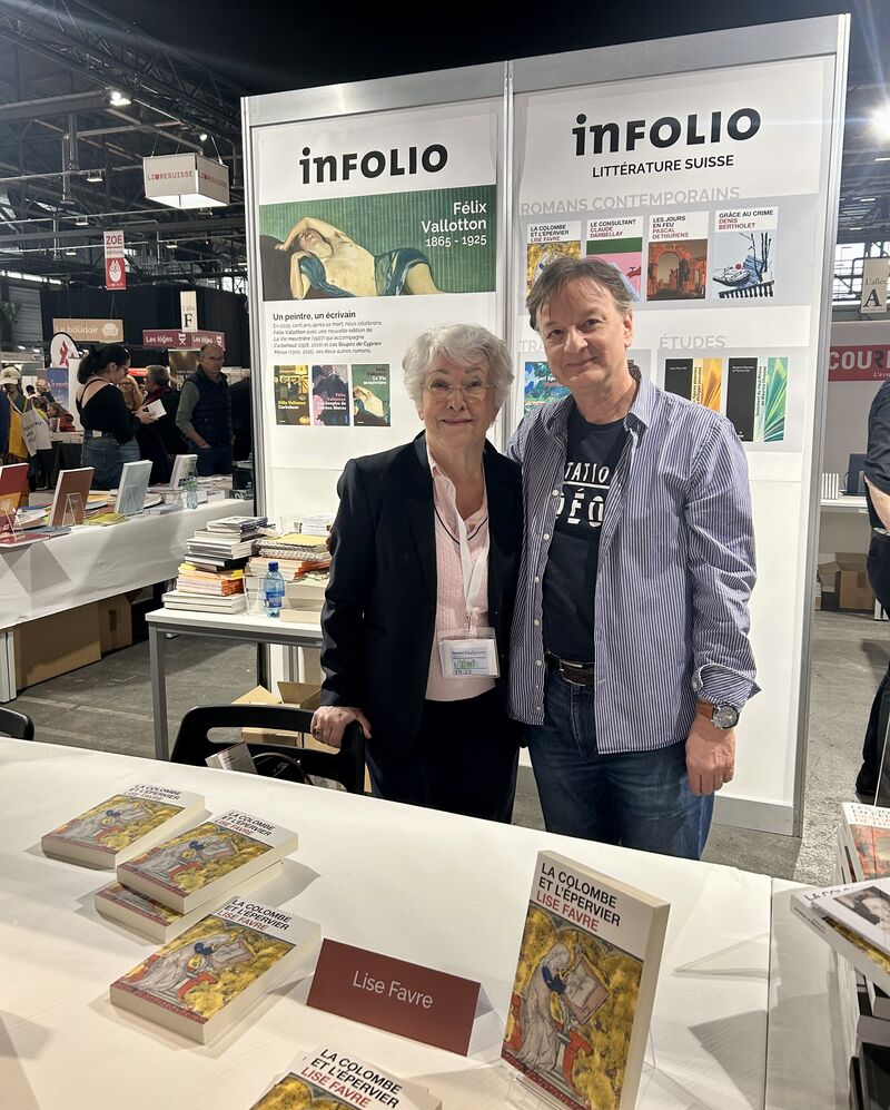 Lise Favre sur le stand des éditions Infolio au Salon du livre, présentant « La Colombe et l'Épervier ».